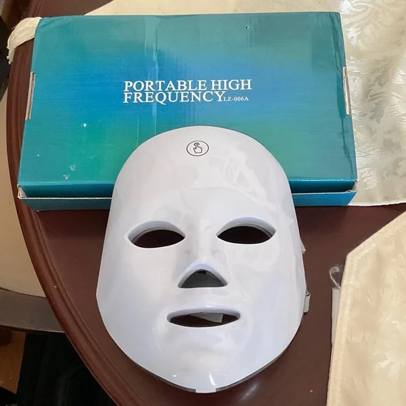 White LED Skincare Mask - Picture 3 of 7